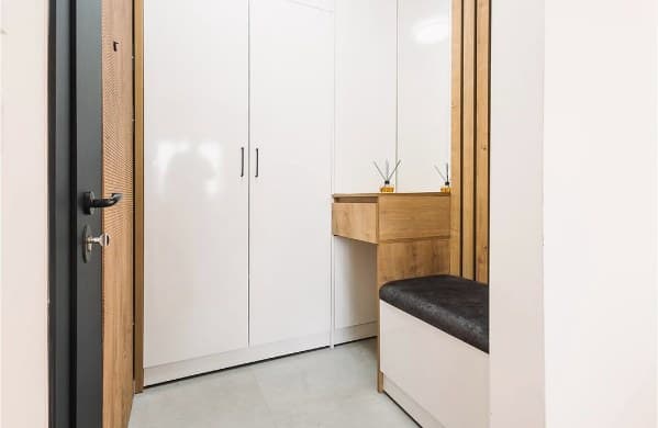 Method Furniture, rad 4