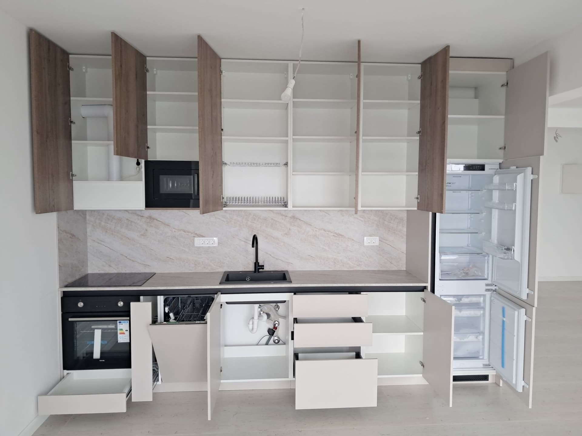 Alex Custom Furniture, rad 2